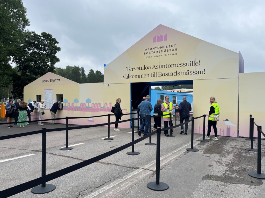 Kuva asuntomessualueen sisäänkäynnistä.