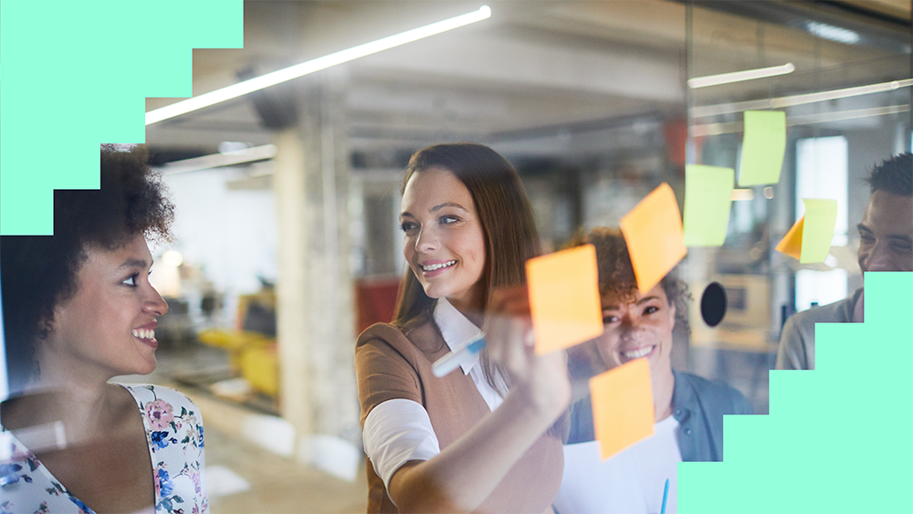 Kuvituskuva: naiset kiinnittämässä muistlappuja.