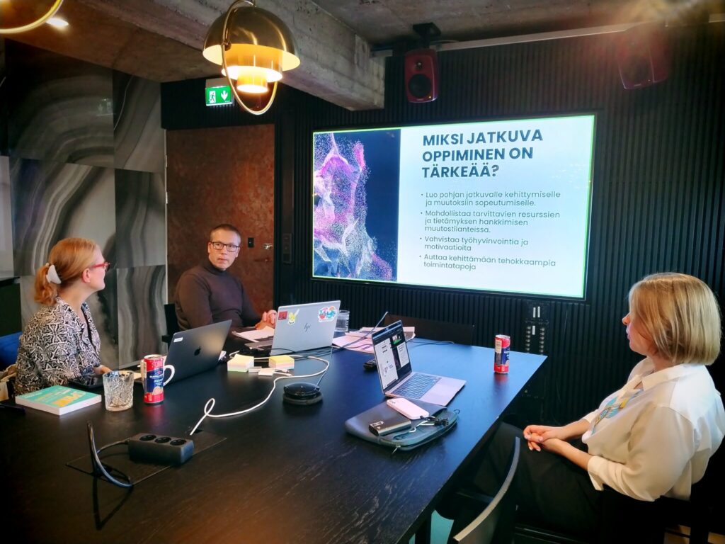 Kuva Humakin pikakiihdyttämöön osallistujista pöydän ääressä.